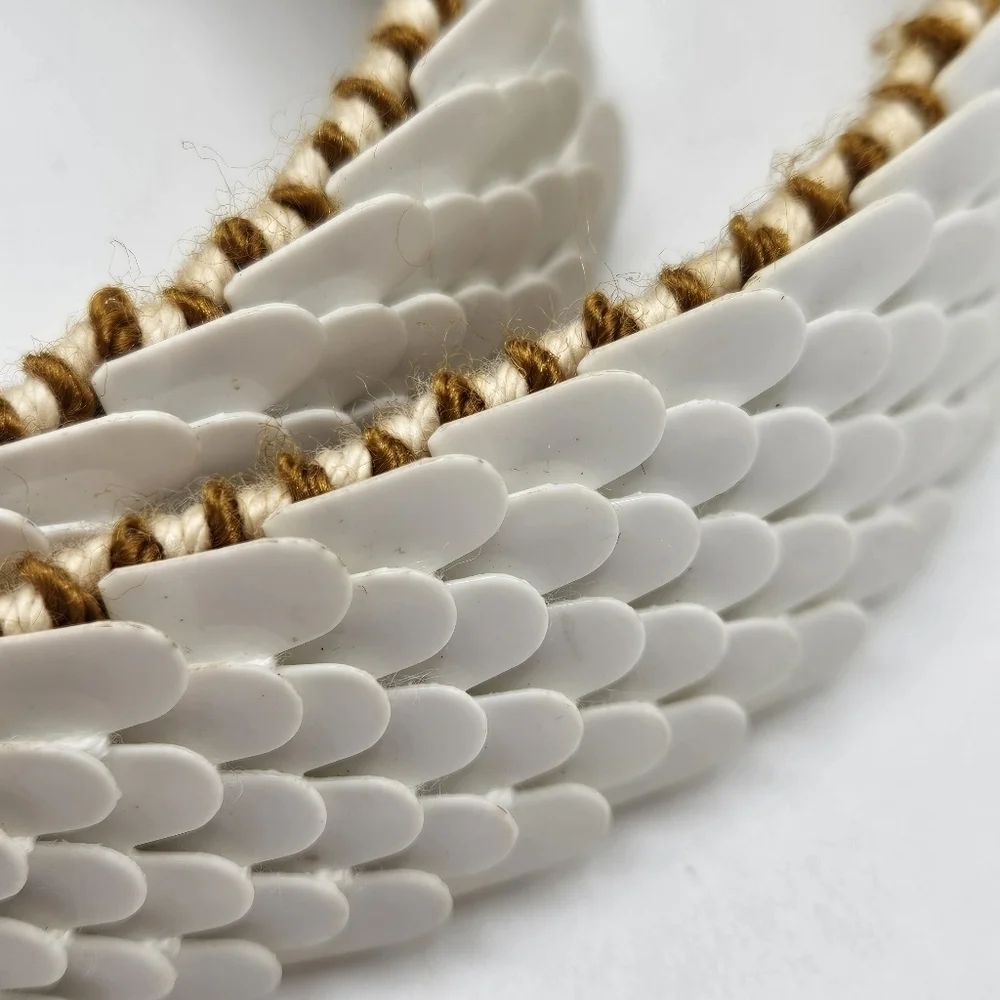 VINTAGE White Plastic Fish Scale Stretch Belt Gold Tone Flower Buckle 31-41